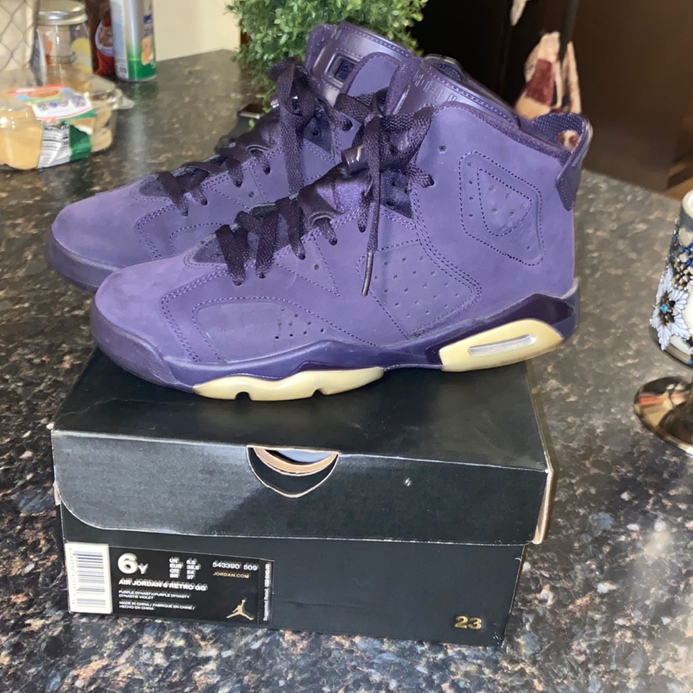 Retro 6 Jordan Purple Dynasty Size 6y=7.5 womens W/Box